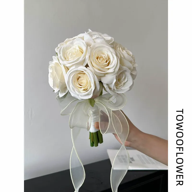 Photography Artificial Lighting - フレンチスタイルの淡いシャンパンカラーの花のボール型ブーケ。人工の造花で、ウェディング写真撮影や旅行の装飾に最適。