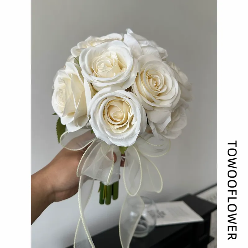 フレンチスタイルの淡いシャンパンカラーの花のボール型ブーケ。 - Photography Artificial Lighting のレビューと価格