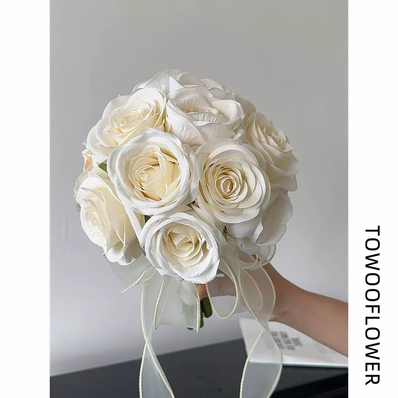 フレンチスタイルの淡いシャンパンカラーの花のボール型ブーケ。 - Photography Artificial Lighting のレビューと価格